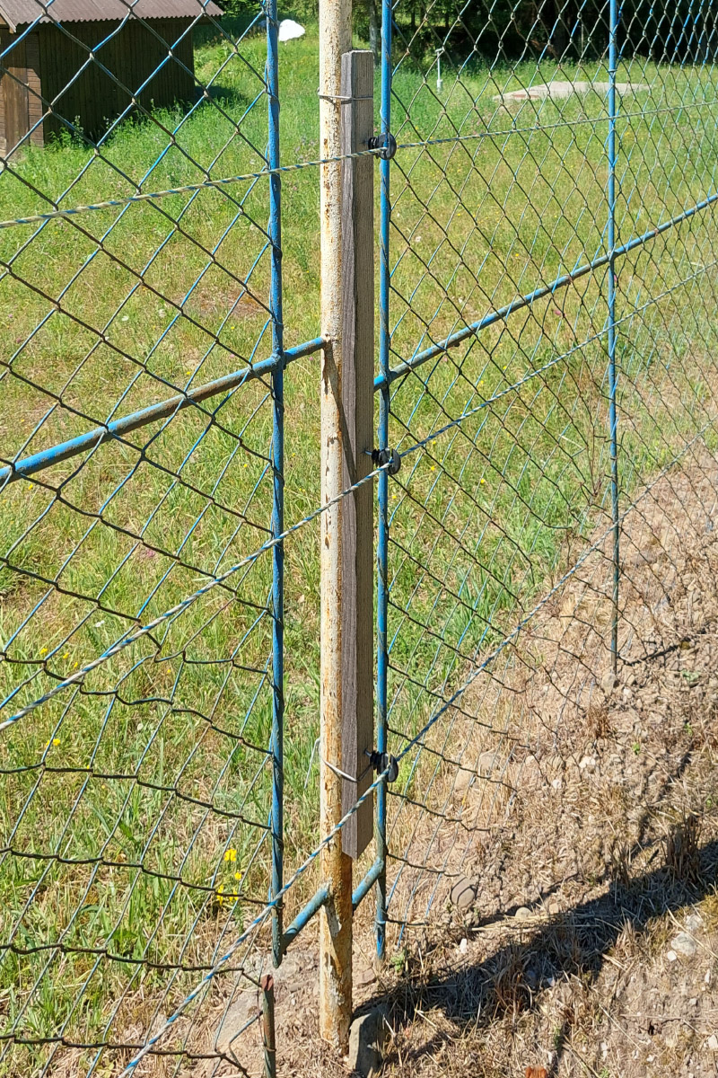 Montaggio degli isolatori su un listello di legno
