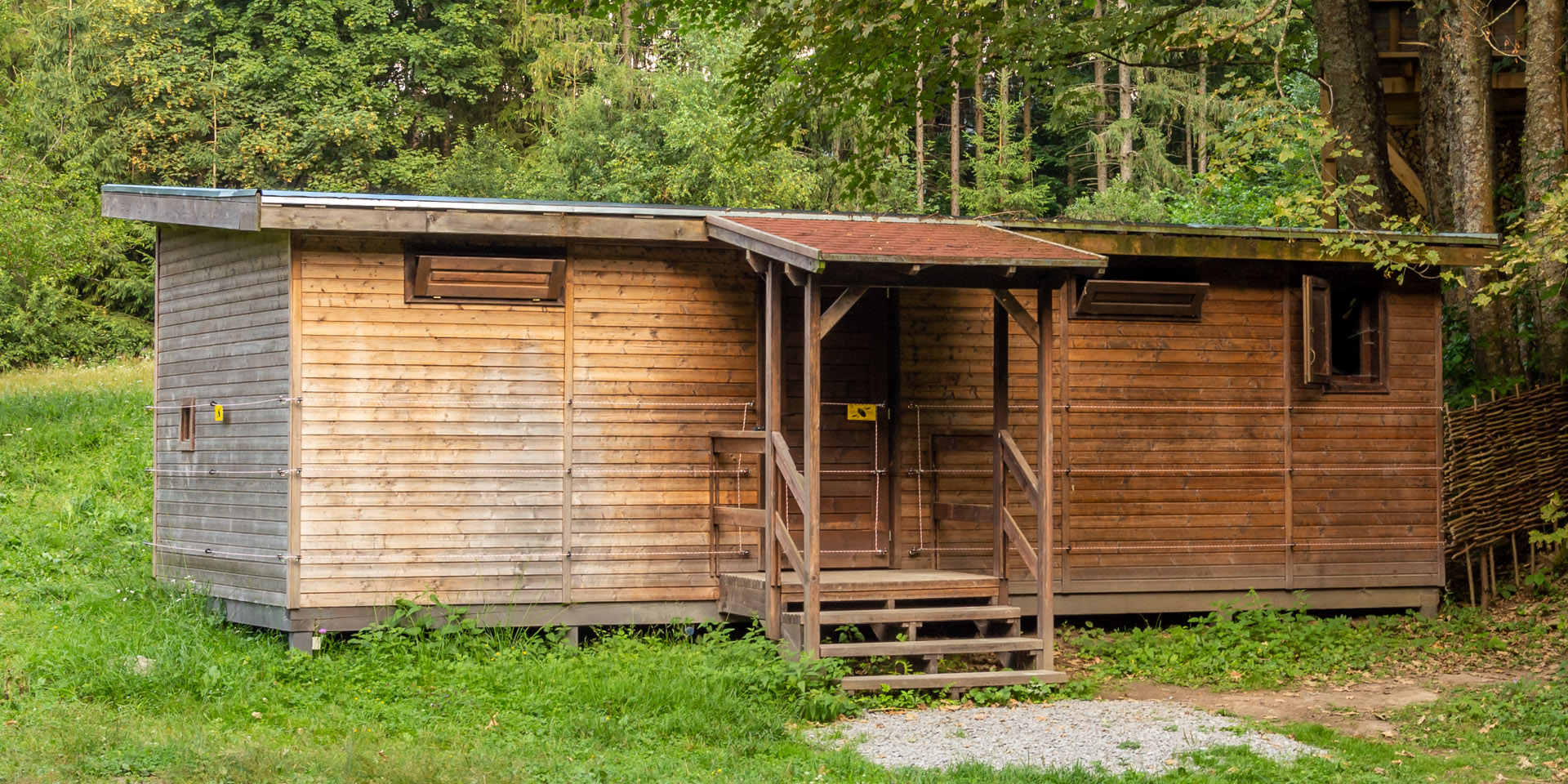 Edificio protetto da un sistema di recinto elettrico