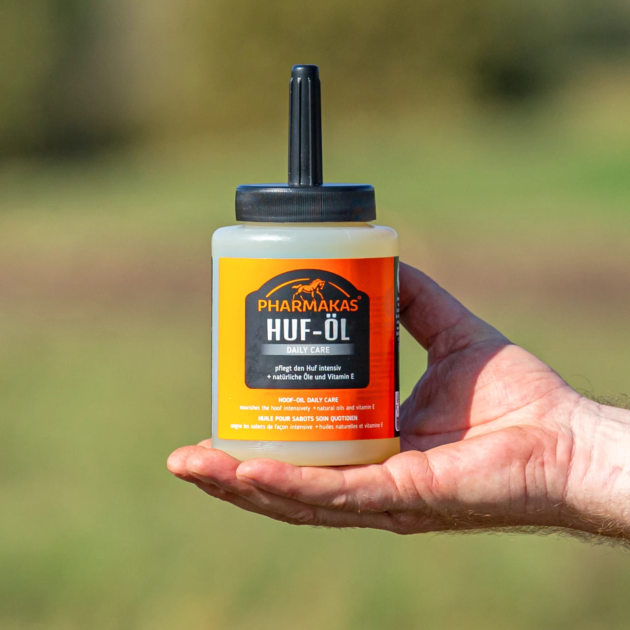 Olio per zoccoli con vitamina E e spazzola, Pharmakas, 475 ml
