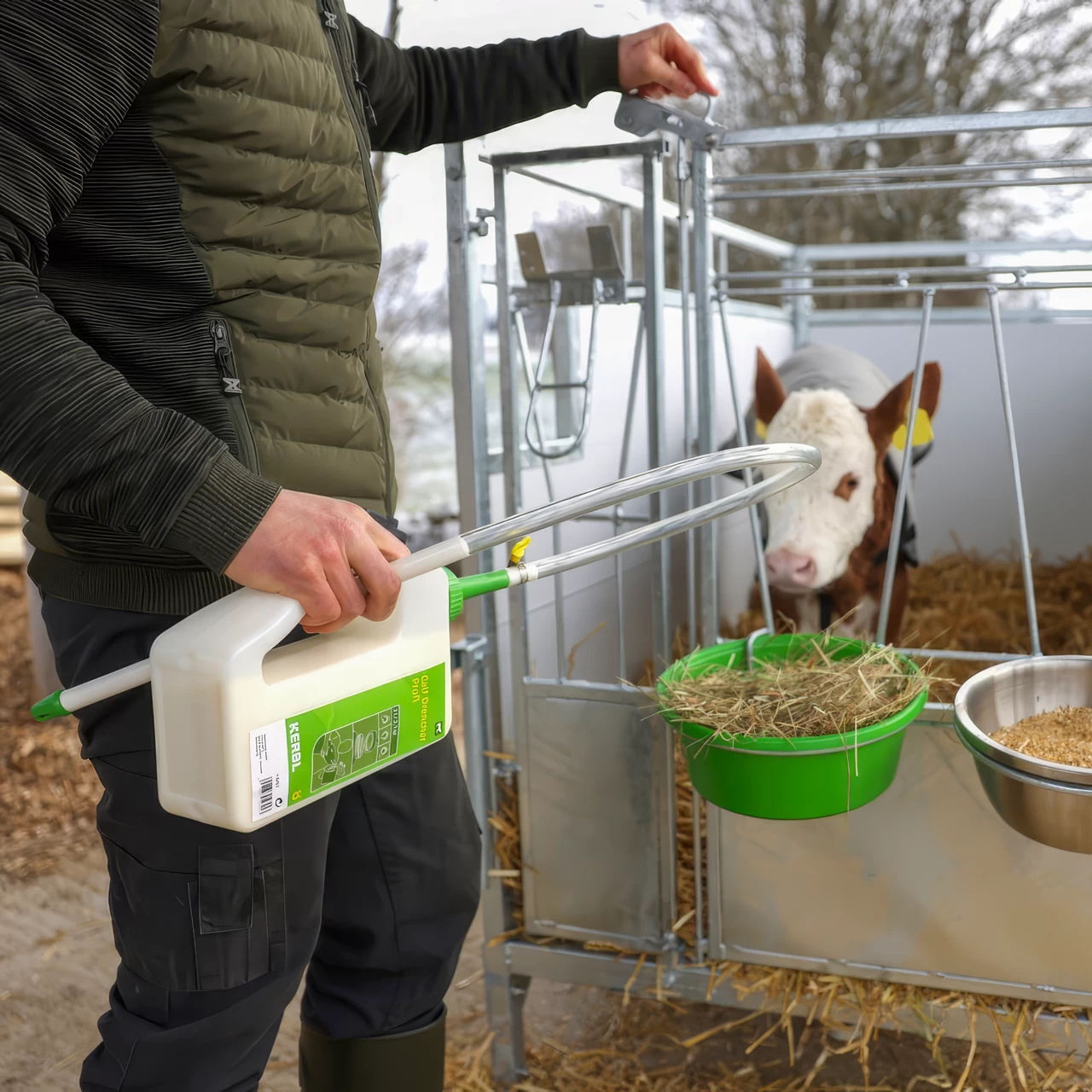 Bidone per la somministrazione di liquidi ai vitelli, con sistema di drenaggio, 2 litri