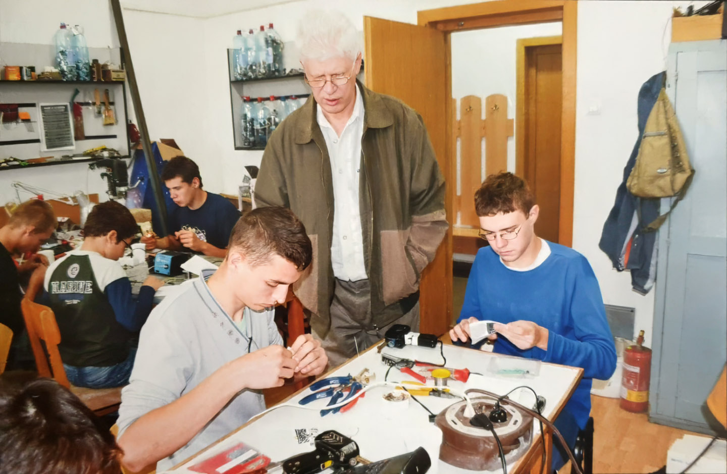 Dávid e Levente, al laboratorio di elettronica