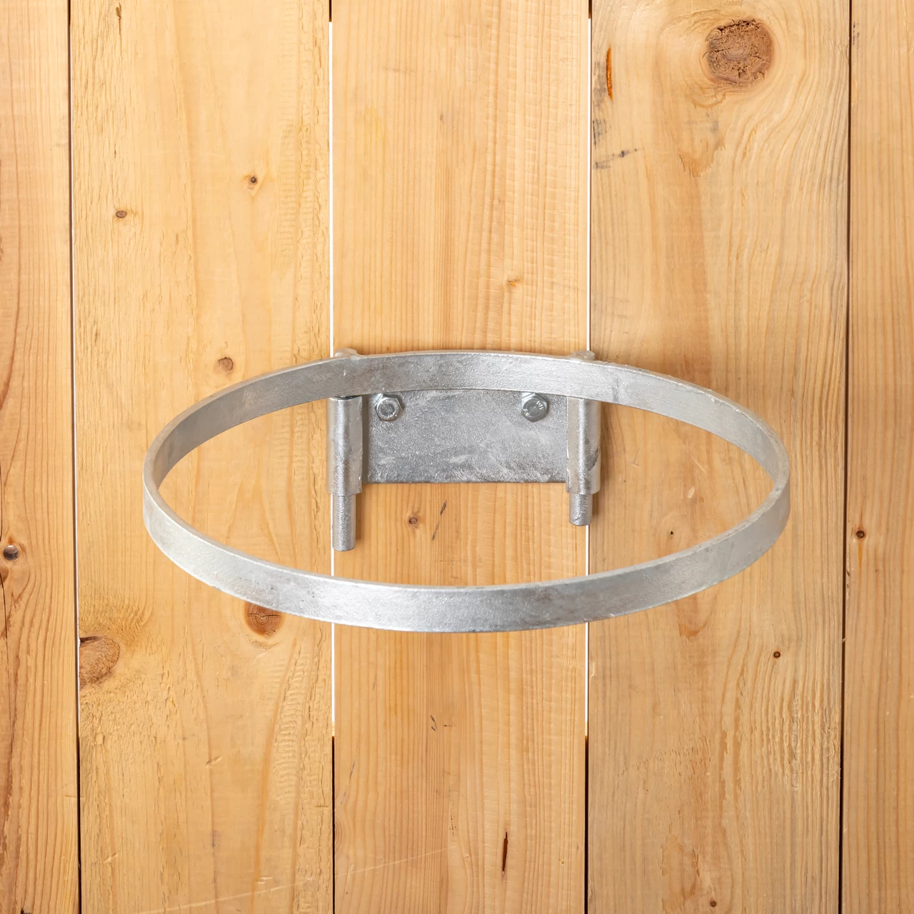 Supporto metallico zincato, per i secchi di mangime