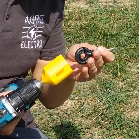 Dispositivo per l'avvitamento isolatori
