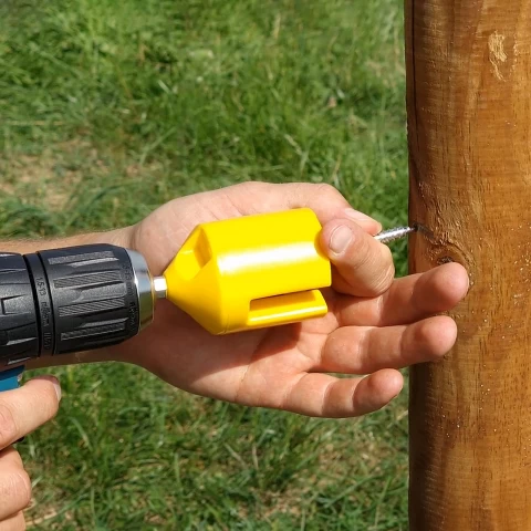 Dispositivo per l'avvitamento isolatori